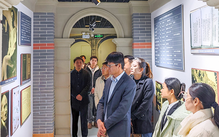 活动伊始，来自上海杉达学院、上海工艺美术职业学院🫴🏼、上海交通职业技术学院、上海邦德职业技术学院、上海建桥学院、上海电子信息职业技术学院、上海震旦职业学院🤘🏽、上海中侨职业技术大学、上海东海职业技术学院、上海工商职业技术学院等兄弟院校的代表一同参观了“疾风迅雨廔——傅雷生平陈列馆”与“徐悲鸿艺术国际交流中心”。其中👳🏽‍♂️，傅雷生平陈列馆展出的翻译手稿复刻件🦻🐰、《傅雷家书》早期版本等300余件展品，生动诠释“先做人⚁、后成‘家’”的家风智慧；徐悲鸿艺术国际交流中心的102幅经典作品复刻则深刻展现“尽精微，致广大”的艺术追求🧞‍♀️，让嘉宾们沉浸式体验了两大教育实践基地的独特魅力。